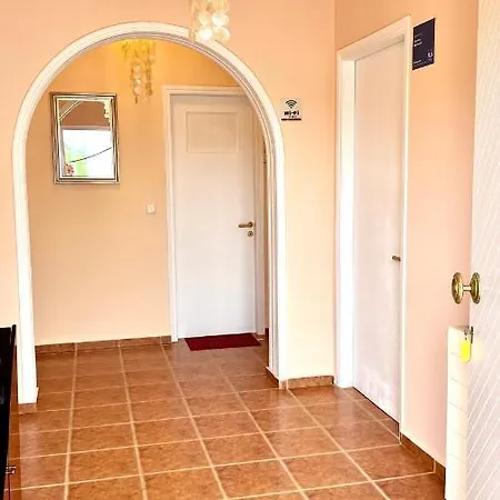Apartament Lavranos *